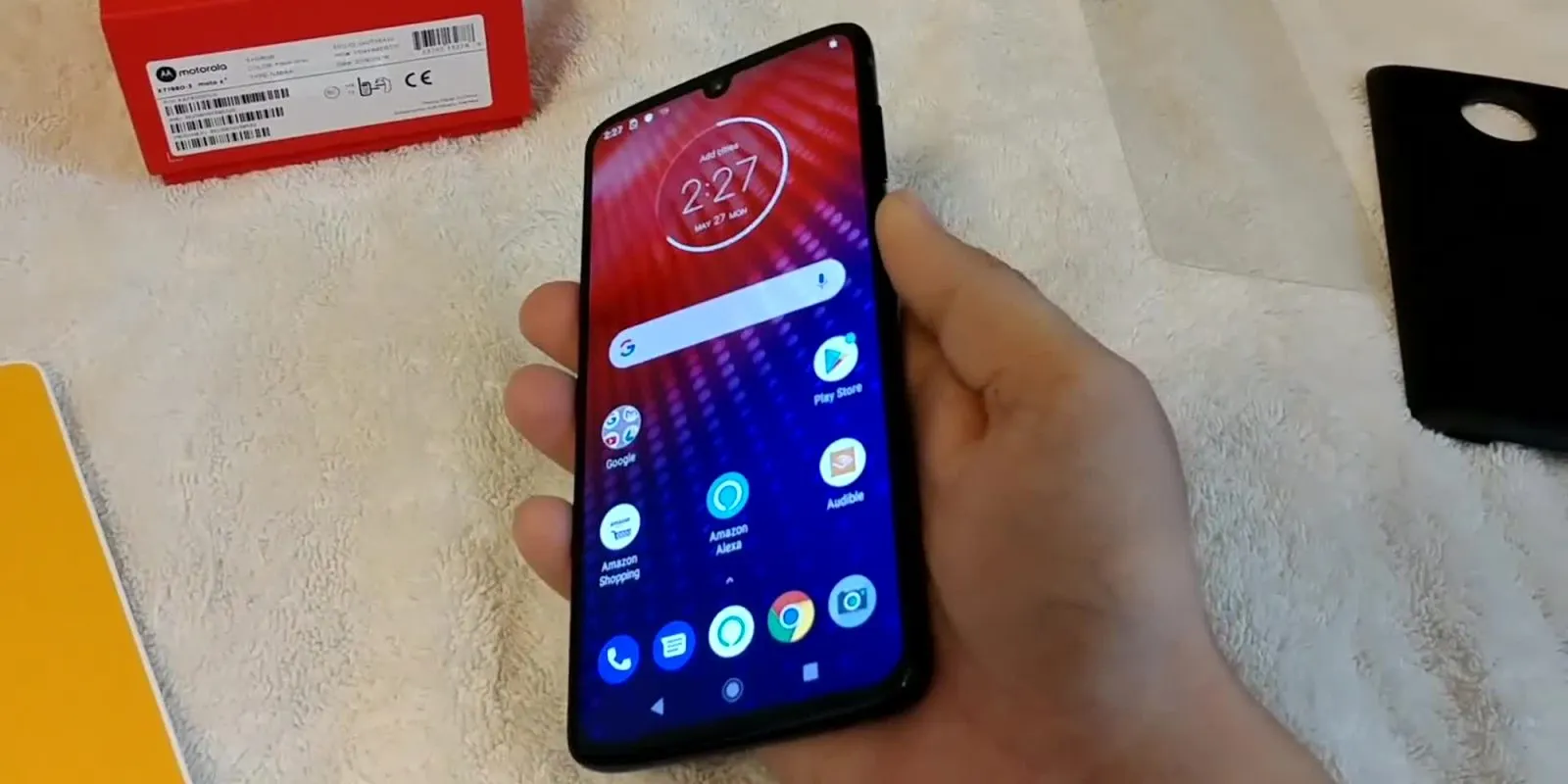 Парень купил на Amazon Motorola Z4. Но смарт еще не вышел – как так?
