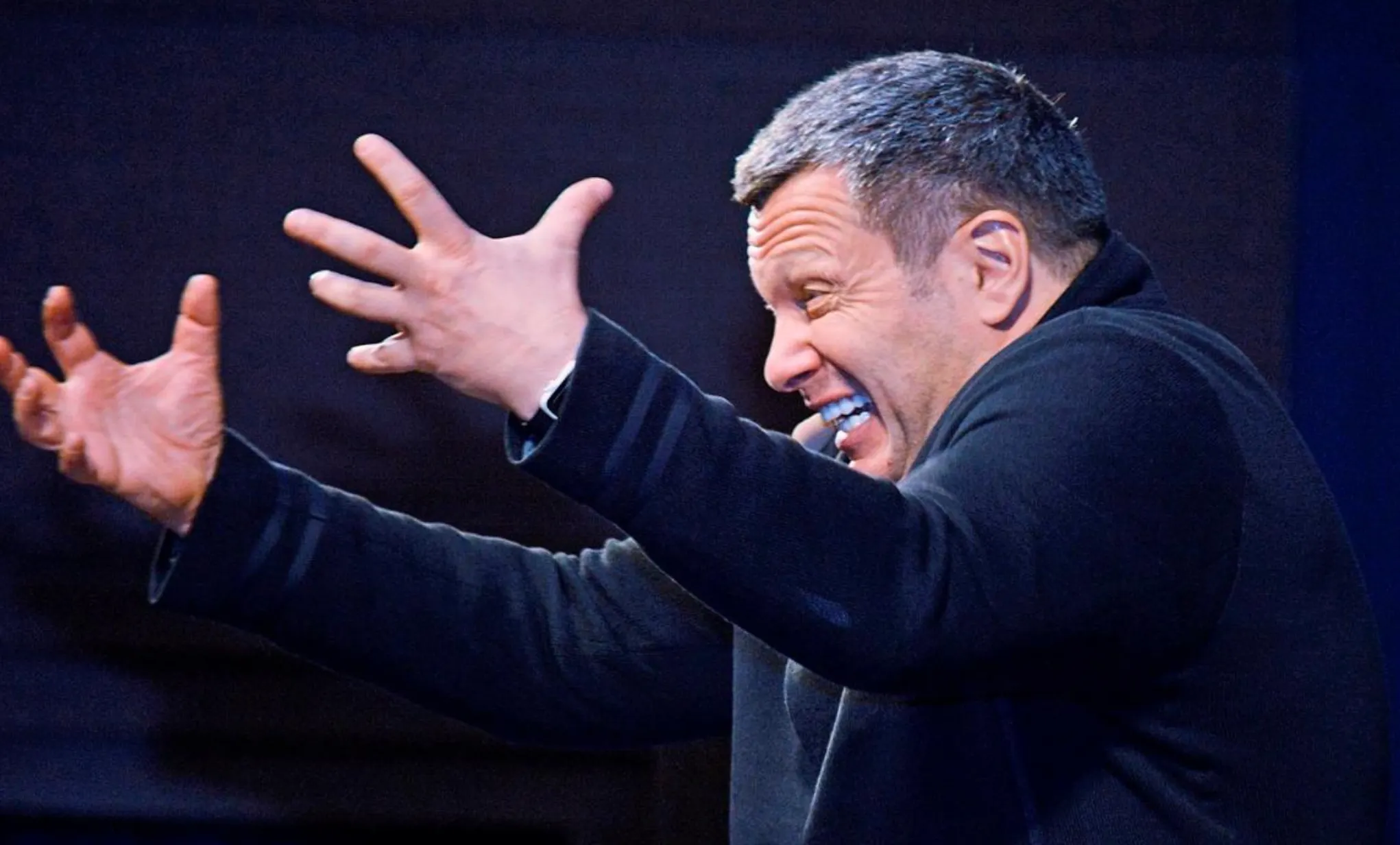 «Китайцы – молодцы!» Владимир Соловьев распространяет фейки про Huawei из главной медиапомойки Рунета