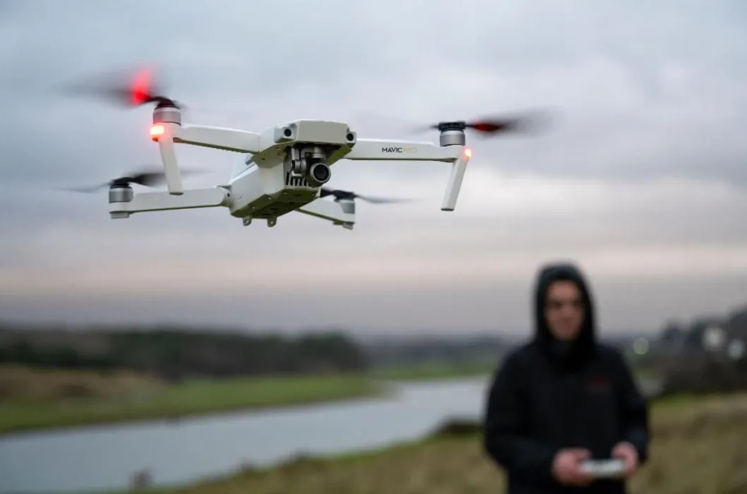 Видео дня: мужчина делал селфи с дрона, а снял смерть своего смартфона