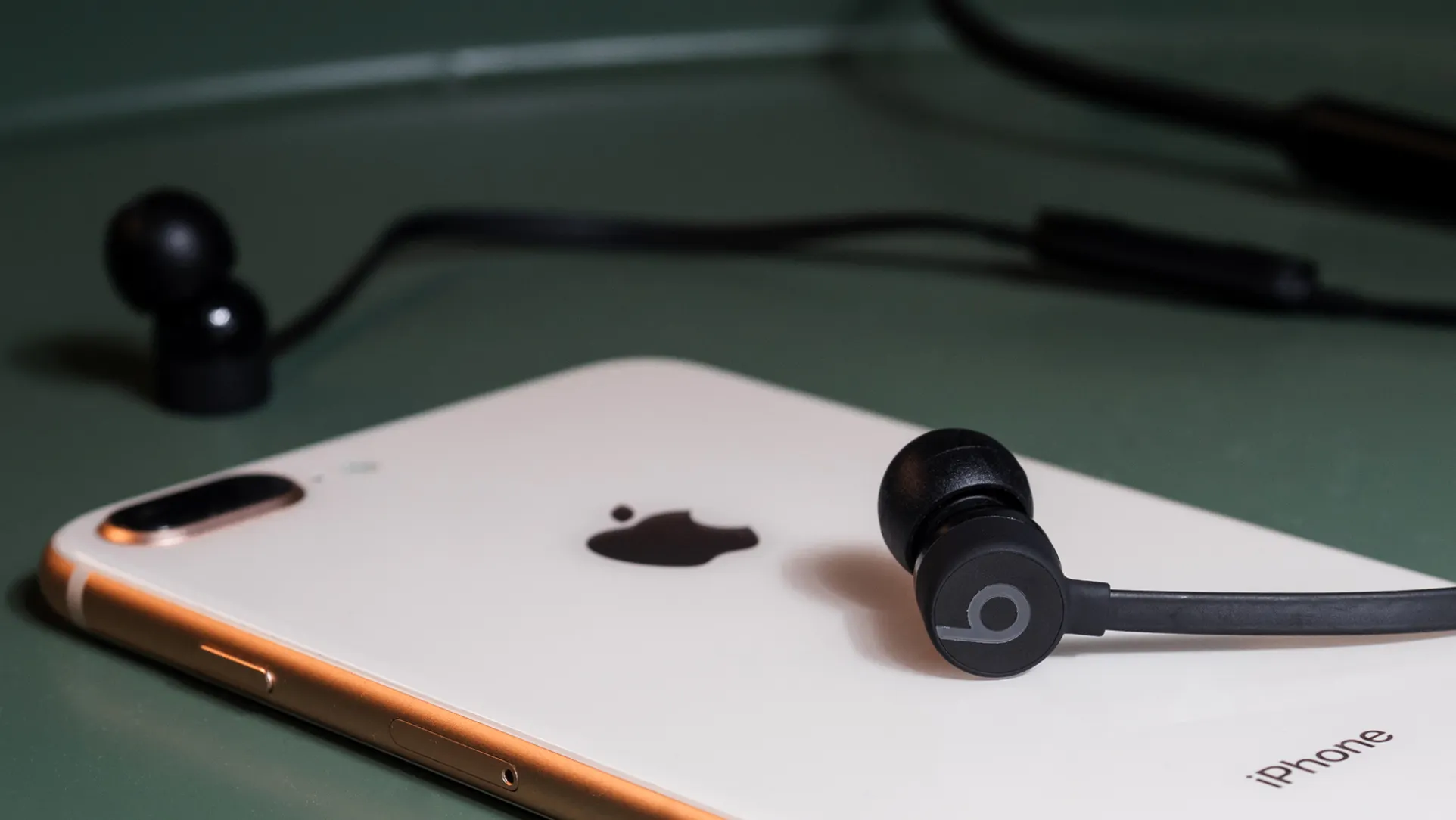 Один наушник быстро разряжается что делать. Beats x. 2 пары наушников одновременно по bluetooth. обычные наушники можно в айфоне. почему наушники такие громкие.