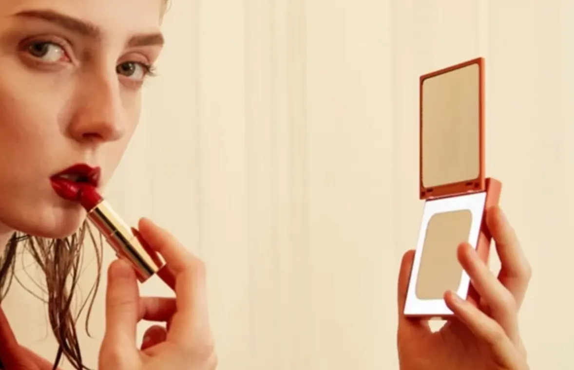 Гаджет дня. Зеркальце Xiaomi со встроенным пауэрбанком
