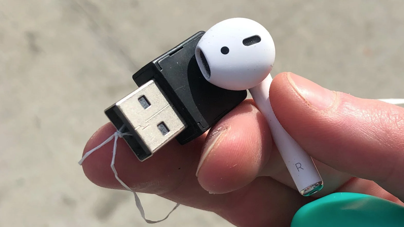 Как спасти упавшие в щель AirPods. Очень просто! — Палач | Гаджеты, скидки  и медиа