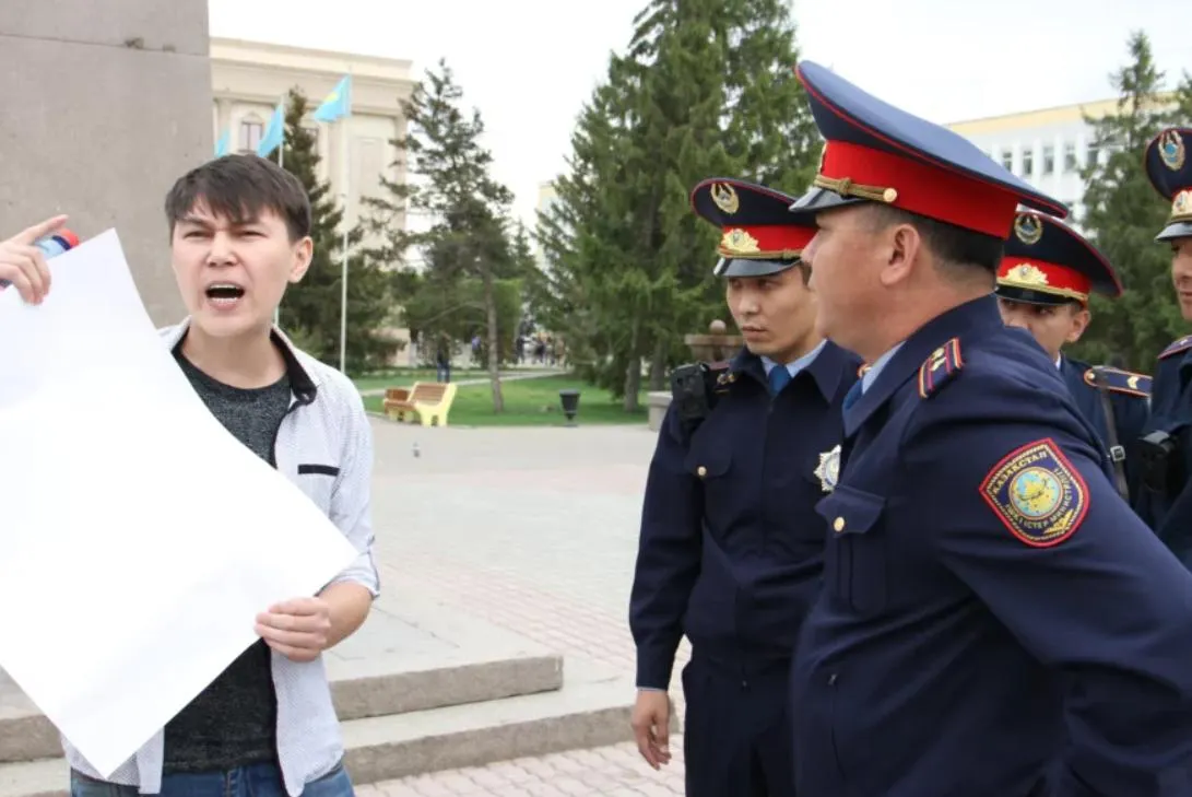 Житель Казахстана вышел на площадь с пустым плакатом. Его задержали через 5 минут