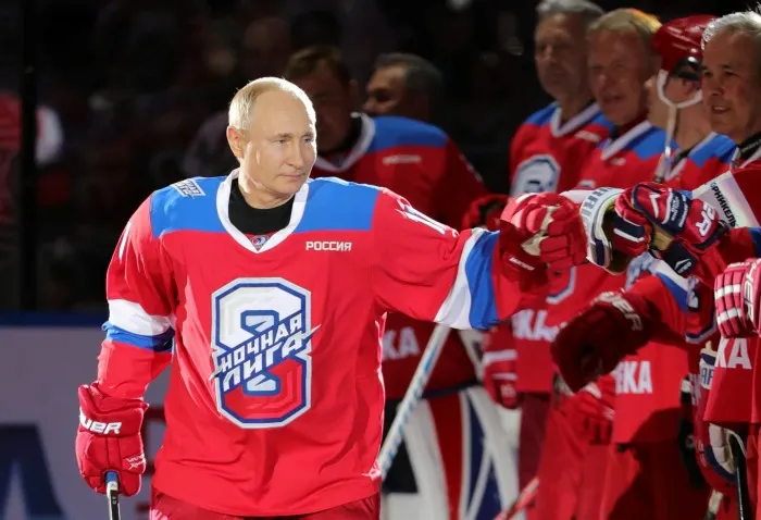 Путин сыграл в хоккей и забросил 8 шайб. Соперники специально разбегались перед президентом