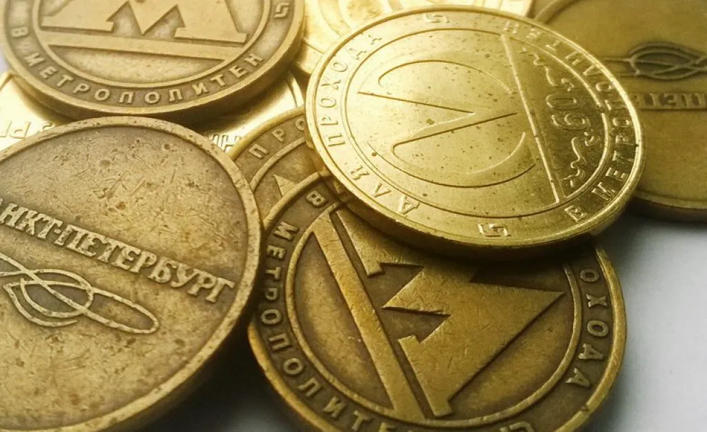 Питерские жулики подделывают жетоны метро и продают за гроши. Но хитрецов невозможно наказать