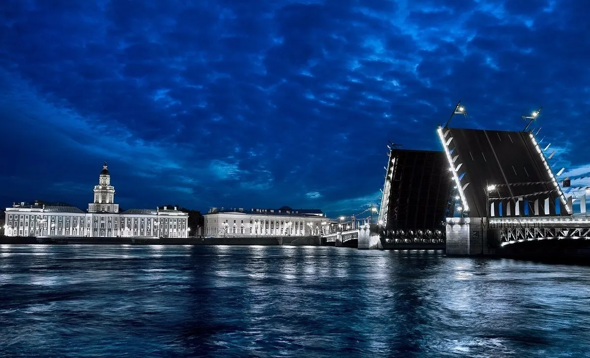 В Петербурге белые ночи – самое время приехать. Почему нужно бронировать квартиру на Авито?