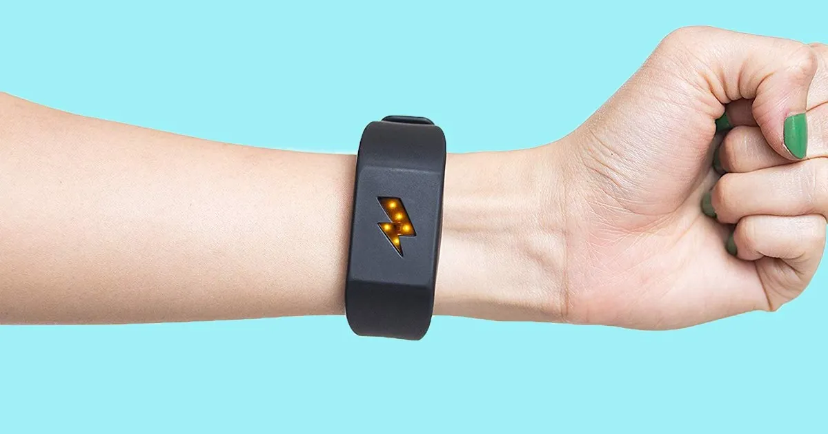 Вышел браслет, который якобы отучит курить, пить и переедать. Кажется, девайс бесполезен