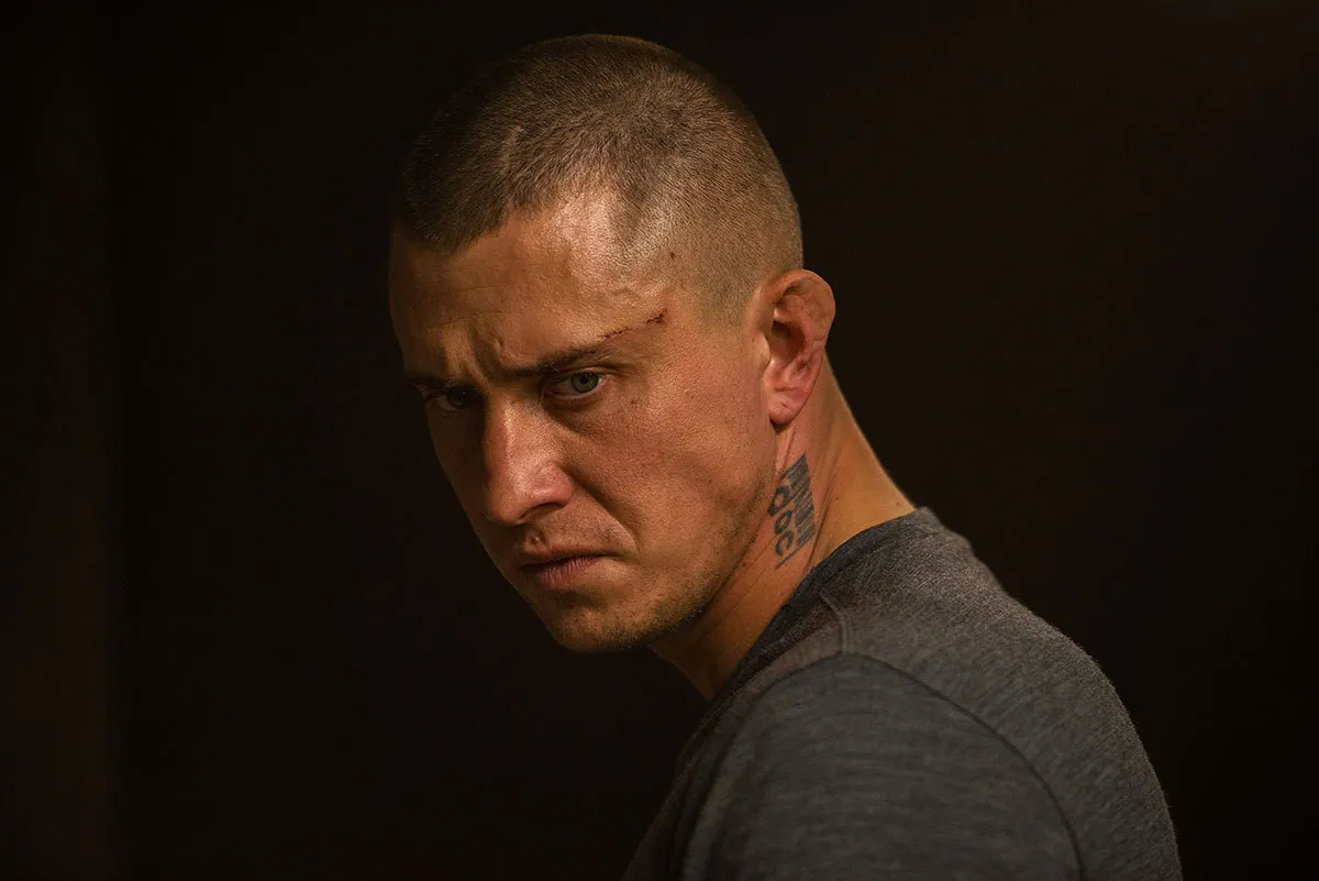 Прилучный сыграл в сериале «В клетке». Это самый смешной российский релиз