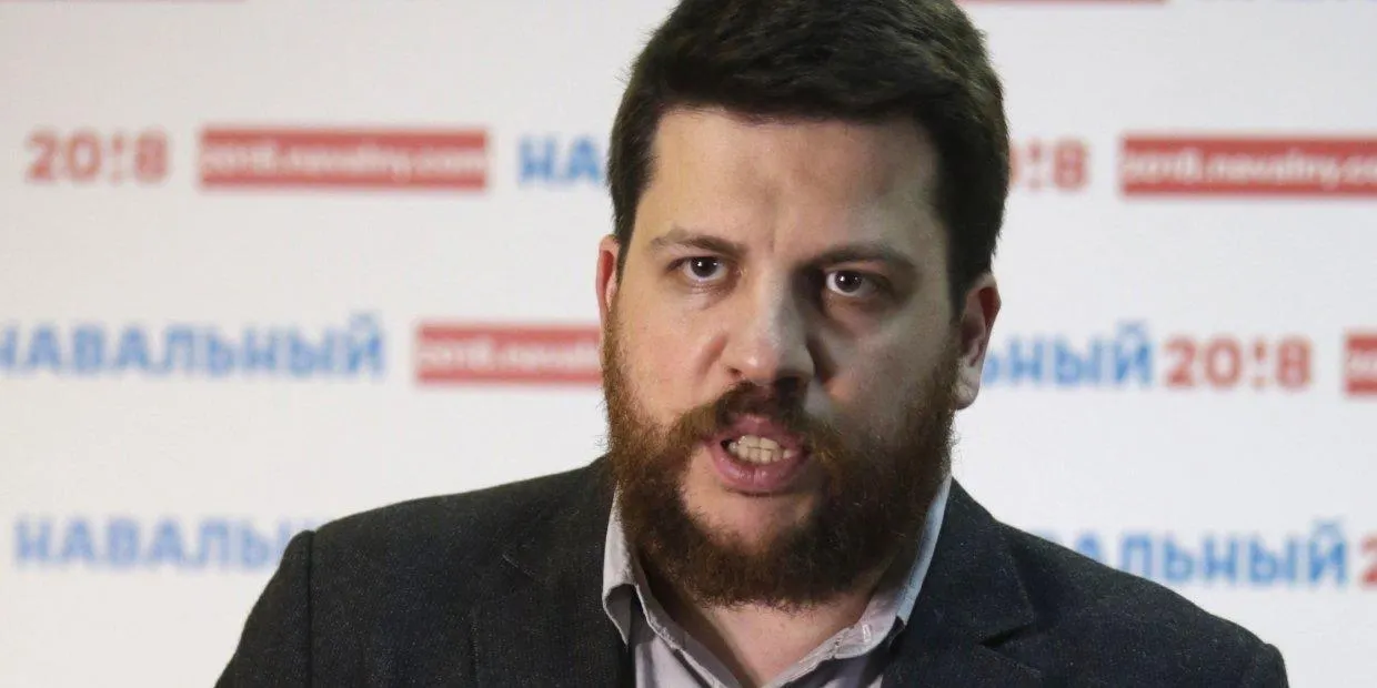 Оппозиционер Волков заявил, что полиция заклеила скотчем батарею его телефона, чтобы он не заряжался. Но ведь у Волкова iPhone!