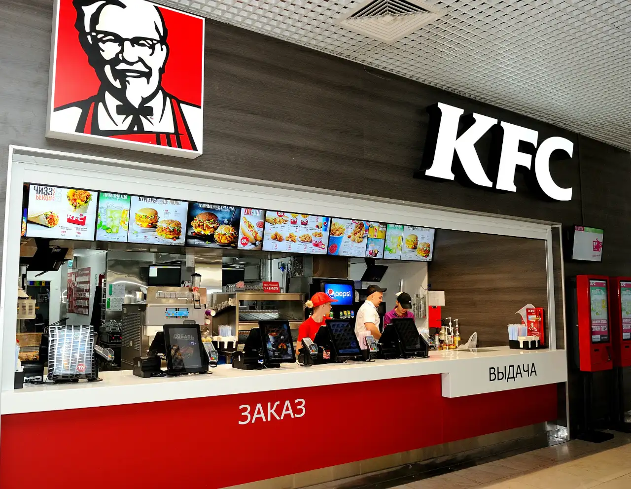 Парень из Новосибирска пришел в KFC и застрелил бойфренда своей бывшей. А потом потратил еще одну пулю
