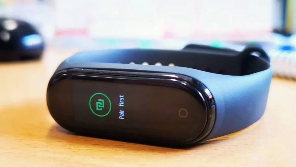 Xiaomi Mi Band 4 уже можно купить в России. Причем почти без переплаты ...