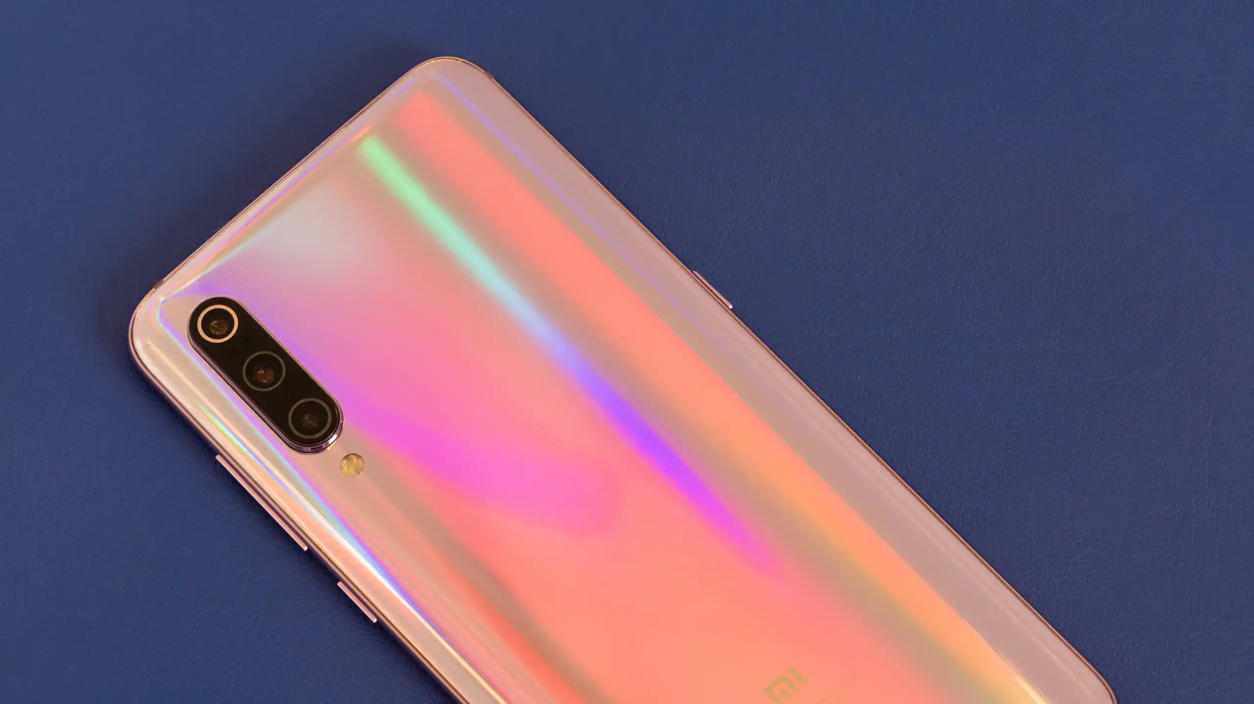 Xiaomi Mi 9 превращают в жирного монстра. После этого он очень долго держит заряд
