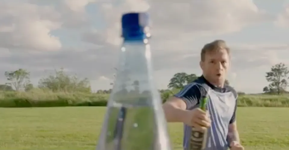 Конор Макгрегор присоединился к флешмобу с бутылкой. И снова пропиарил свой виски Proper Twelve