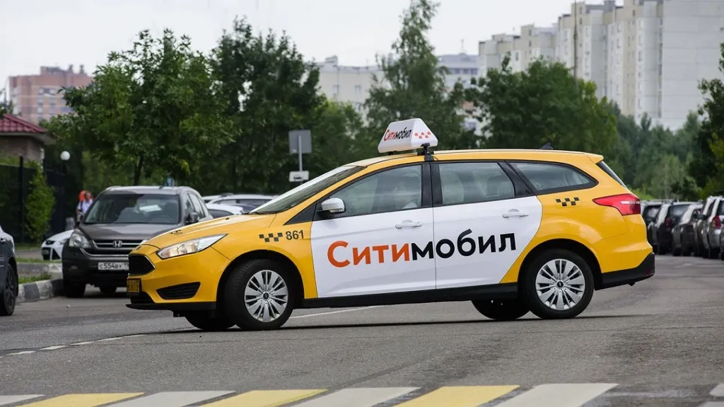 «Ситимобил» установил в такси мини-бары. В пути можно будет купить чипсы или газировку