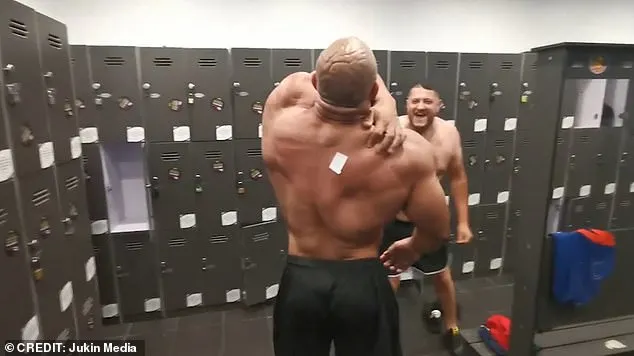 Как заставить качка нервничать? Наклеить стикер ему на спину