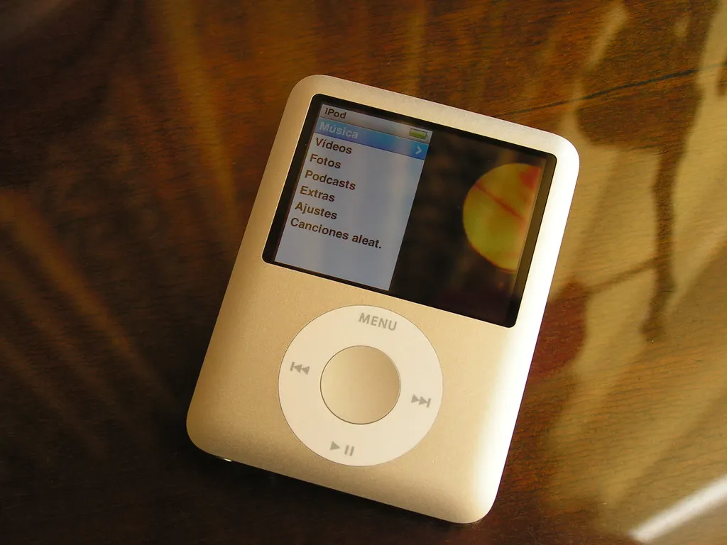 Sony Walkman или iPod? Какой у вас был mp3-плеер в нулевые?