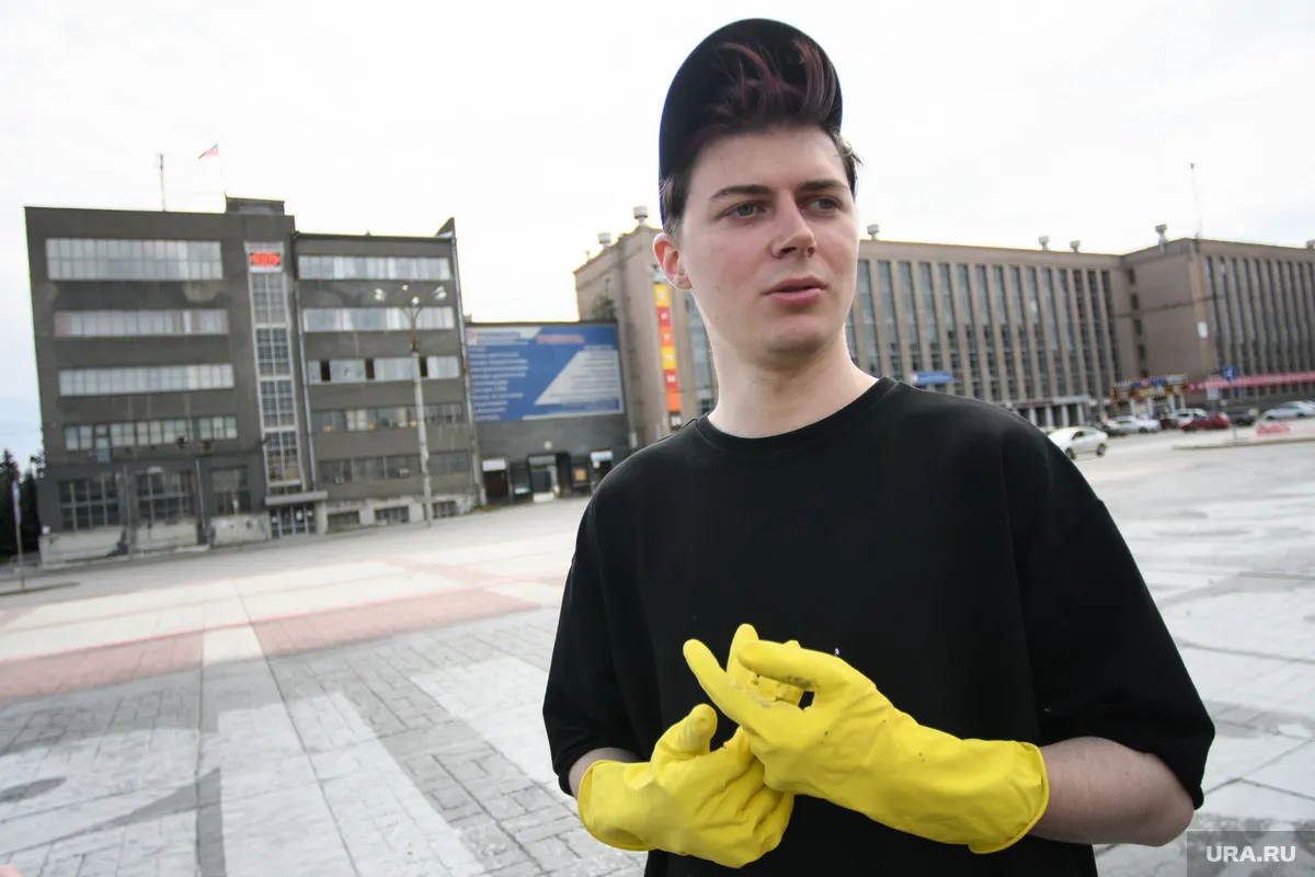 Покрас Лампас нарисовал очередное граффити. Вскоре его закатали в гудрон