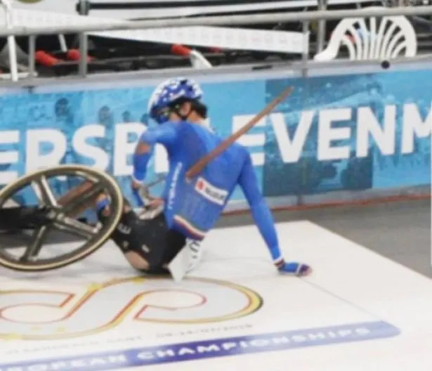 Итальянский велогонщик получил жутчайшую травму. Деревянный брус пронзил его насквозь и задел легкое