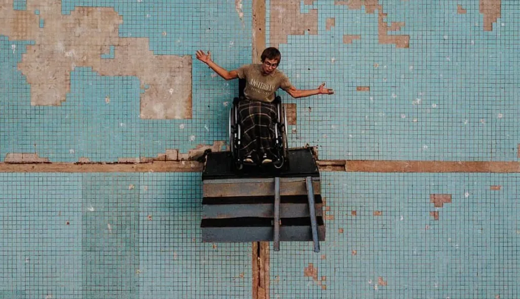 Художник из Самары завис на четвертом этаже в инвалидной коляске. Зачем?