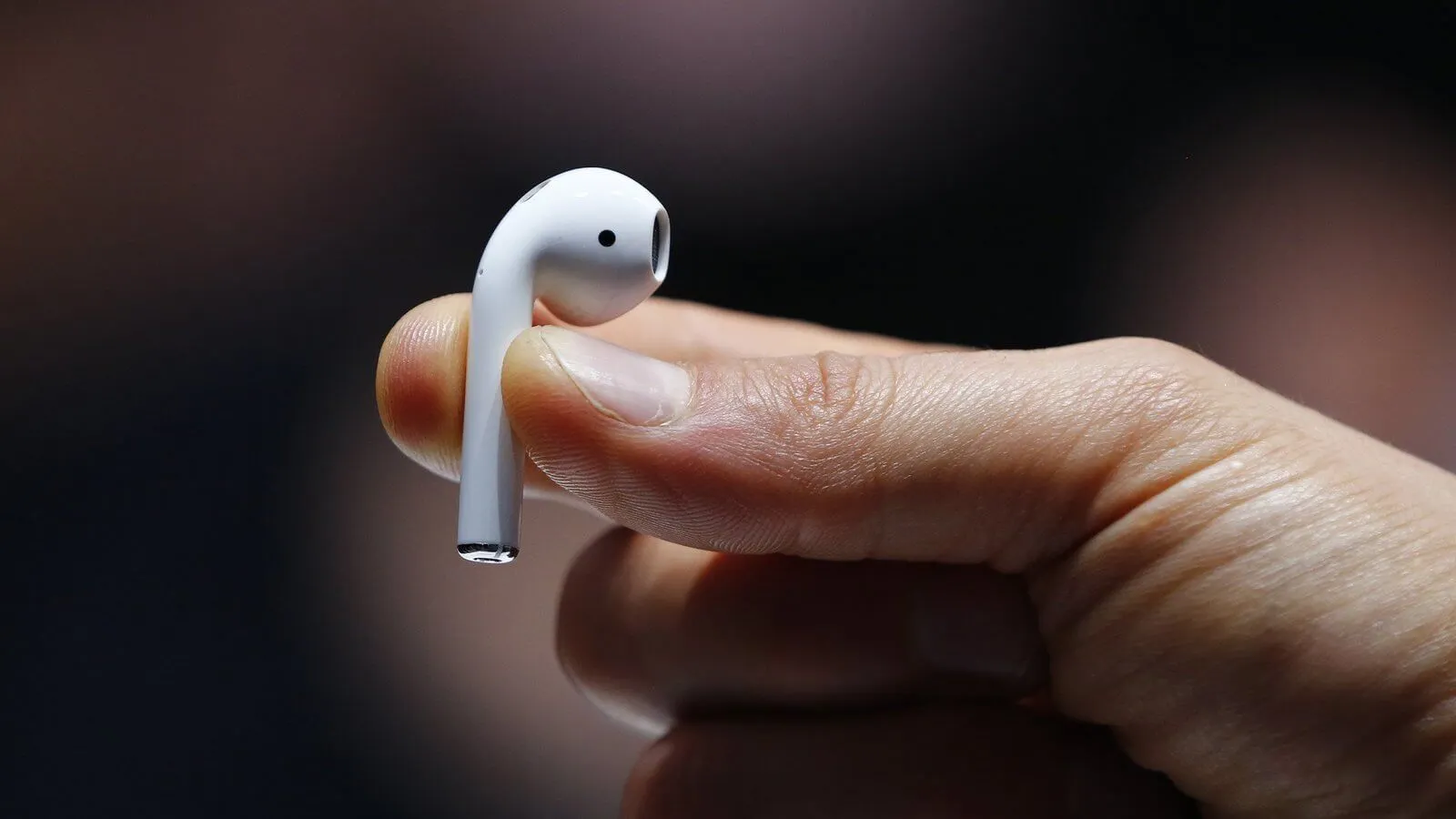 Как достать упавшие на пути метро AirPods? Есть креативный способ