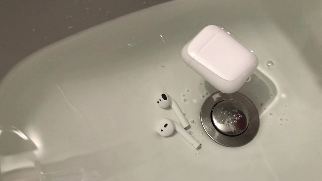 Цыгане на улице предлагают airpods