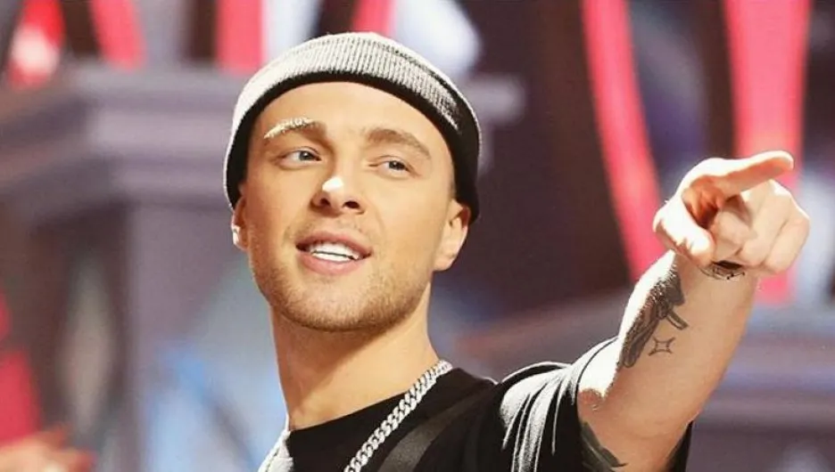 Егор Крид призвал найти полицейского, который ударил девушку. За деанон обещают 100 тысяч рублей