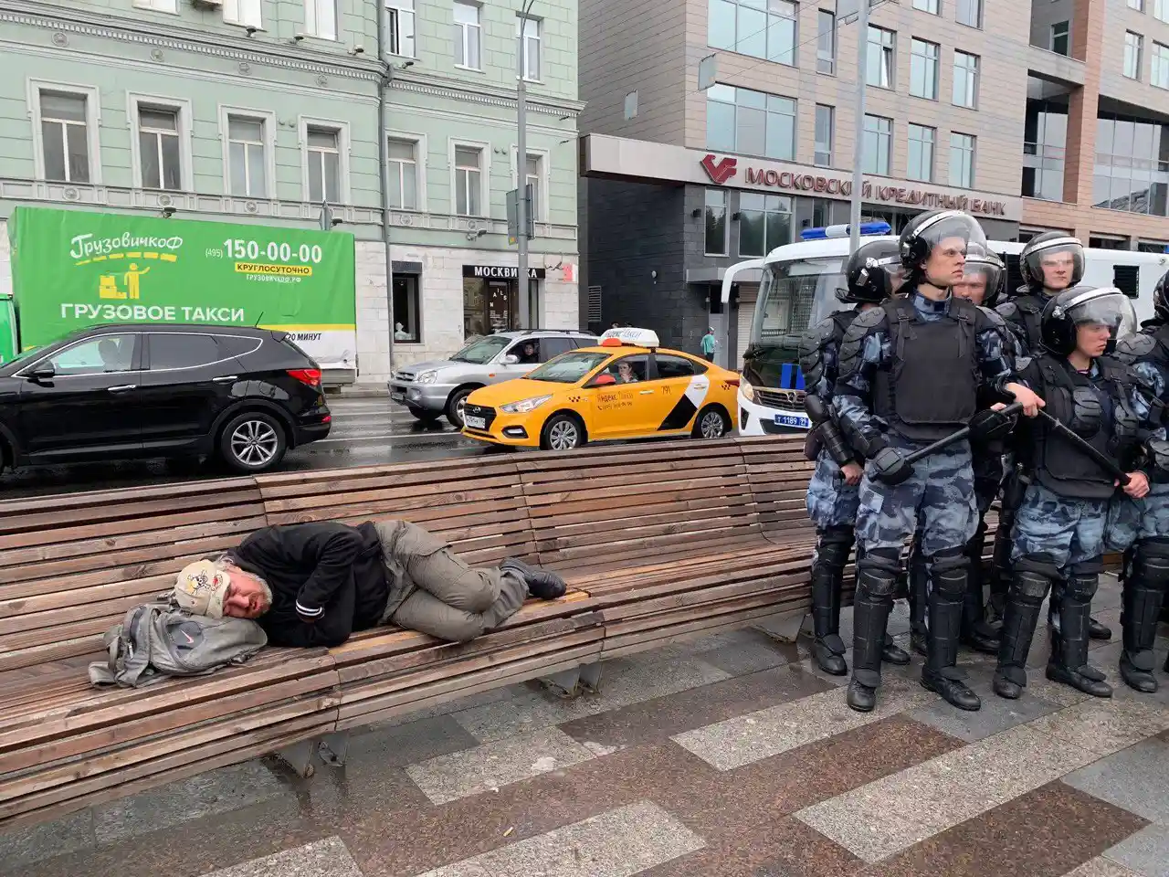 Полиция вырубила интернет в центре Москвы. Пострадал даже Wi-Fi в «Шоколаднице»