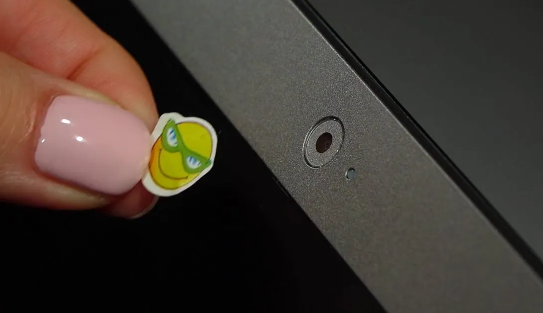 Роскачество посоветовало заклеивать камеру на ноутбуках. И казнило шторки для лэптопов