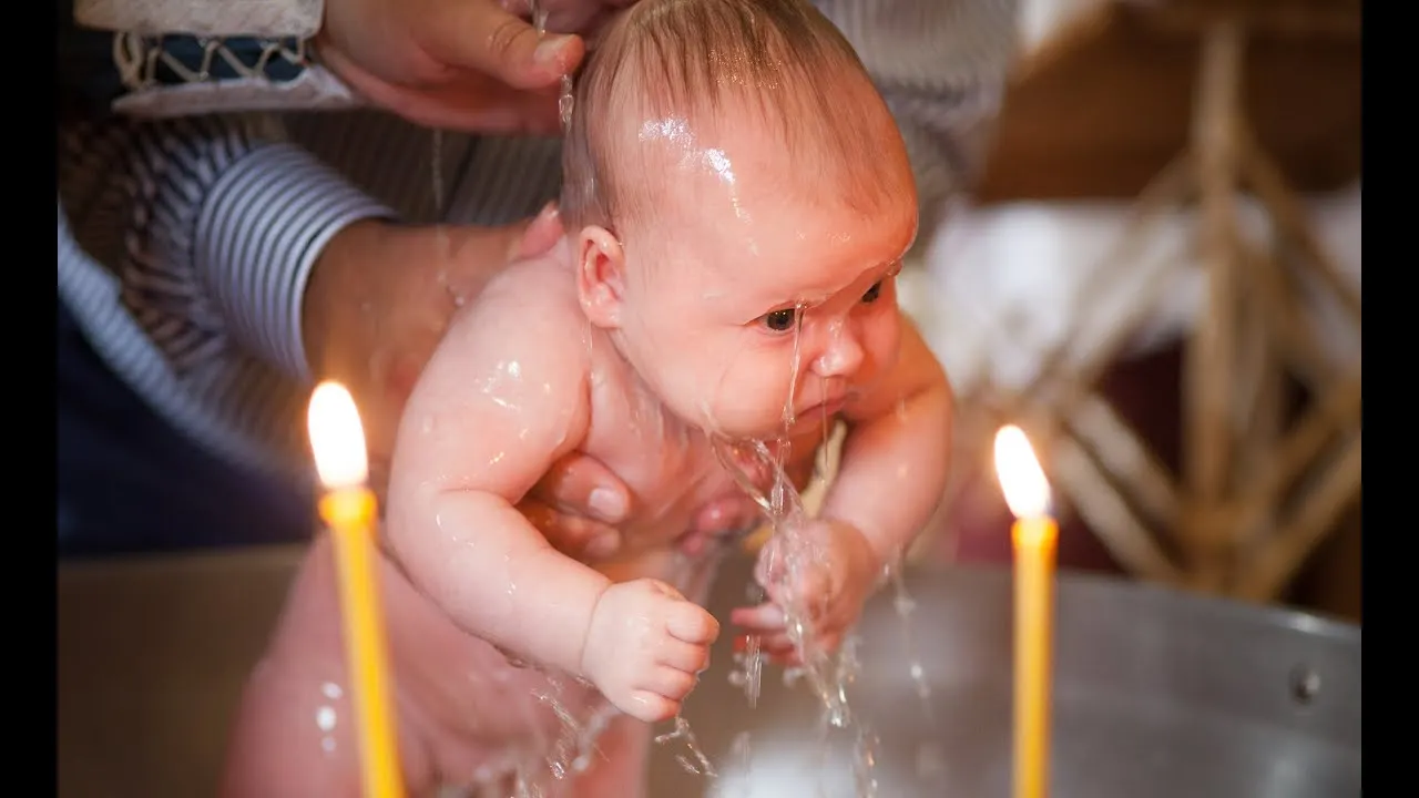 Священник жестко покрестил годовалого ребенка. Его осудили РПЦ и Ксения Собчак