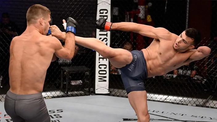 Однорукий боец одержал первую победу в Bellator MMA. Да он в целом почти не проигрывает!