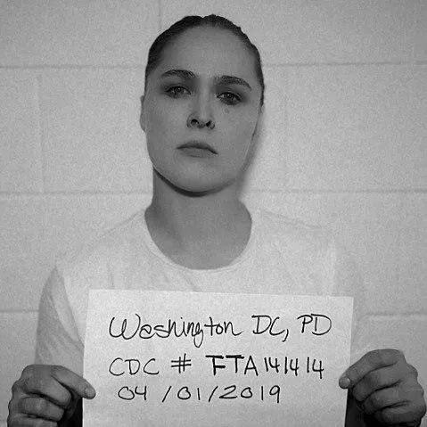 Бывшая чемпионка UFC Ронда Роузи получила жуткую травму на съемках сериала. Ее палец буквально раздробило пополам