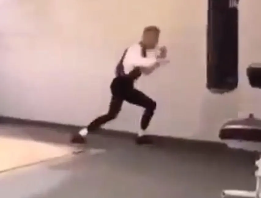 Человек, похожий на Дудя, нелепо бьет по груше. Соловьев почти поверил, что это Юра, а вы верите?