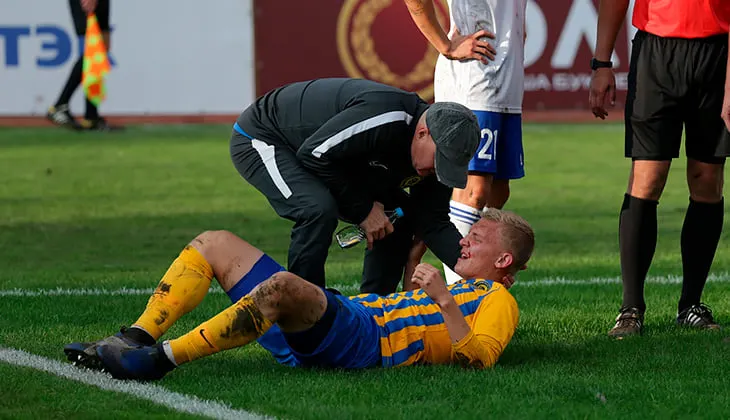 Футболисту сломали челюсть, а потом долго не могли оказать помощь. Это ФНЛ и Россия!