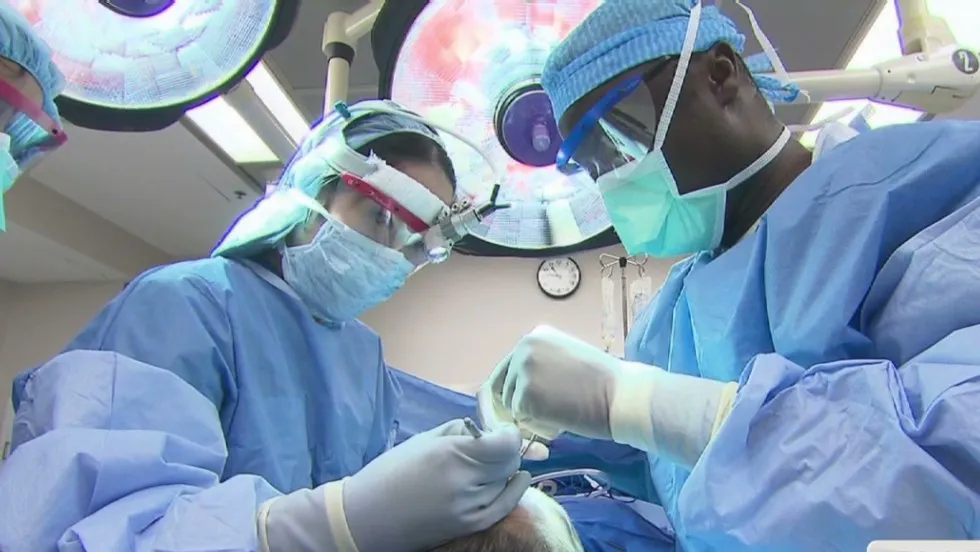 В Африке фейковый хирург провел восемь успешных операций. И ему могут разрешить работать дальше