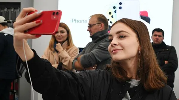 Москвич три дня стоял в очереди за iPhone. Оказалось, зря