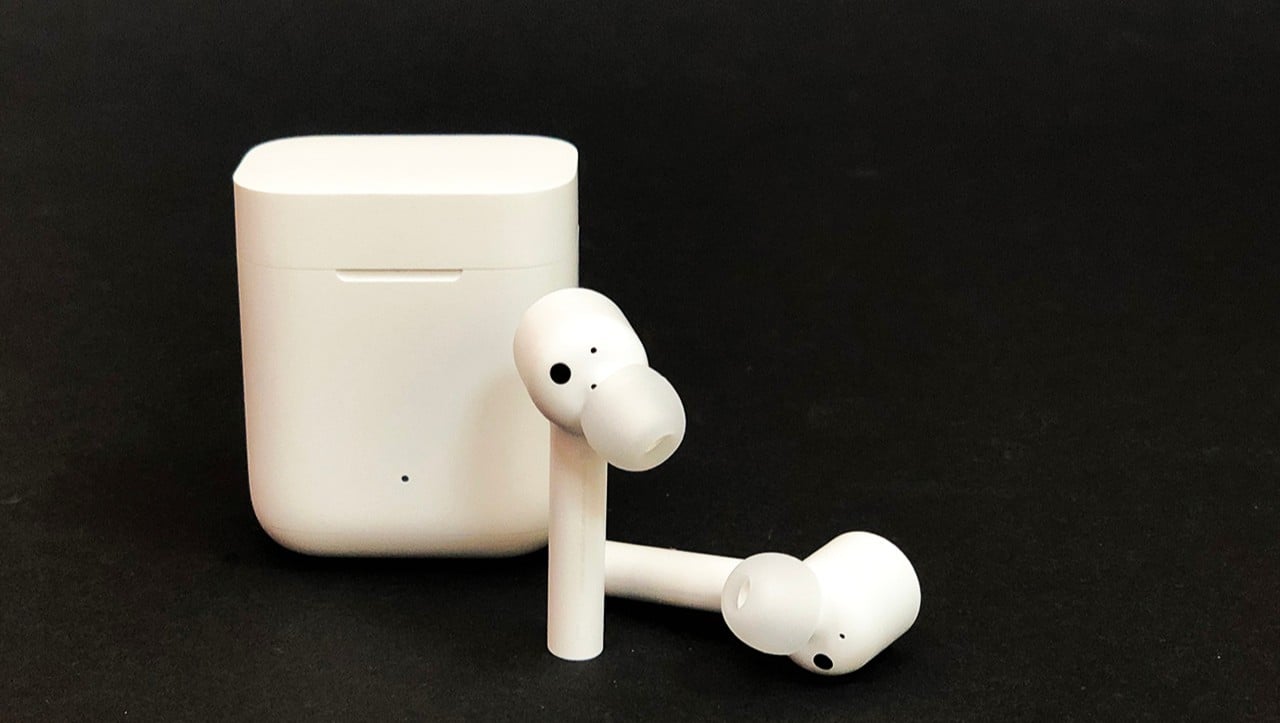 В каком наушнике у airpods микрофон