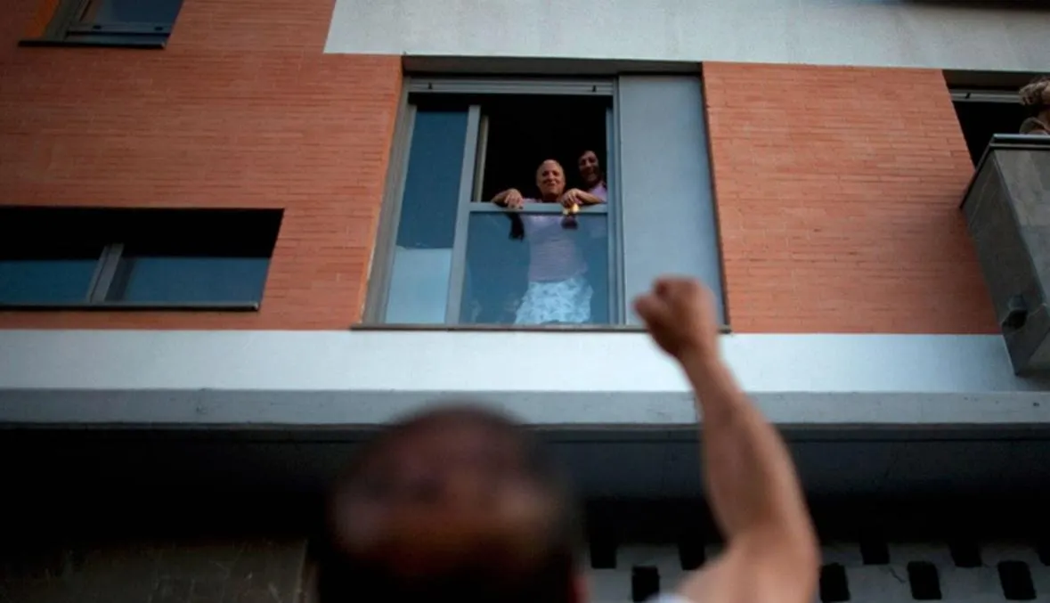 Курить на балконах снова можно. Запрет продержался два дня