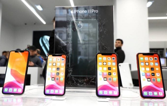 Iphone xr на столе все цвета