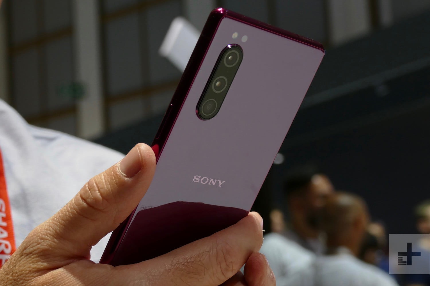 Как открыть крышку телефона sony xperia