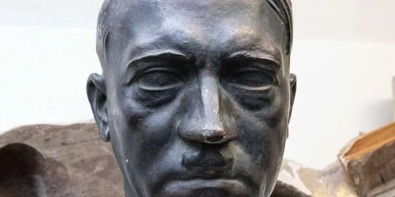 В бункере под французским сенатом нашли бюст Адольфа Гитлера и нацистский флаг. Такое происходит чаще, чем вы думаете