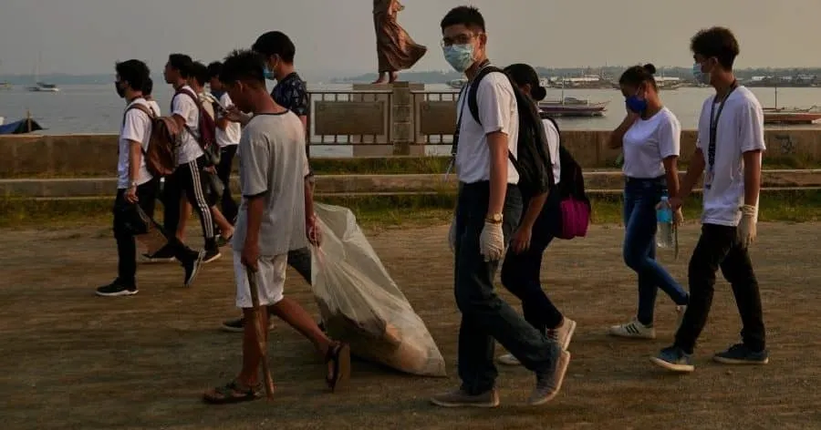 В Корее мэр приказал разбросать мусор по пляжу, чтобы его убрали волонтеры. Зачем это делать?