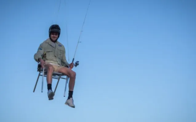 В Австралии мужчина прицепил себя к дрону и полетел на рыбалку. Видео – бриллиант, но парню светит штраф