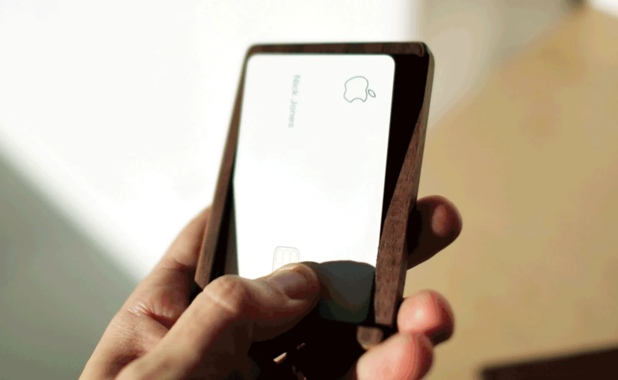 Для Apple Card выпустили деревянный чехол – его точно купят мажоры. Сколько он стоит?