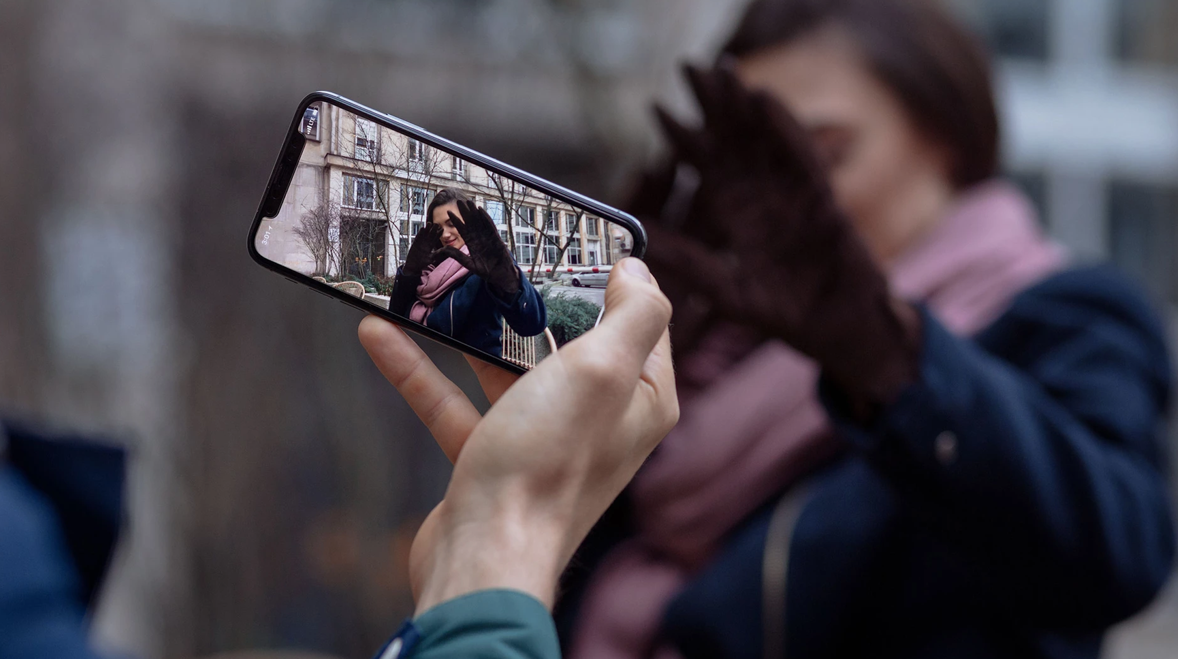 Take a picture of me. Человек фотографирует на айфон. Люди фоткают на телефон. Съемка на айфон 13. Фотограф на айфон.