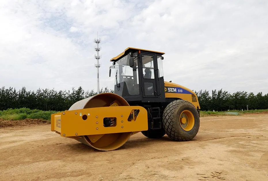 В Сургуте дорожного инспектора задавил каток. Как такое могло случиться?