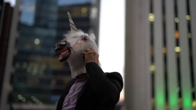 В Индии врачи удалили мужчине с головы 10-сантиметровый рог. Внутри неприятное фото