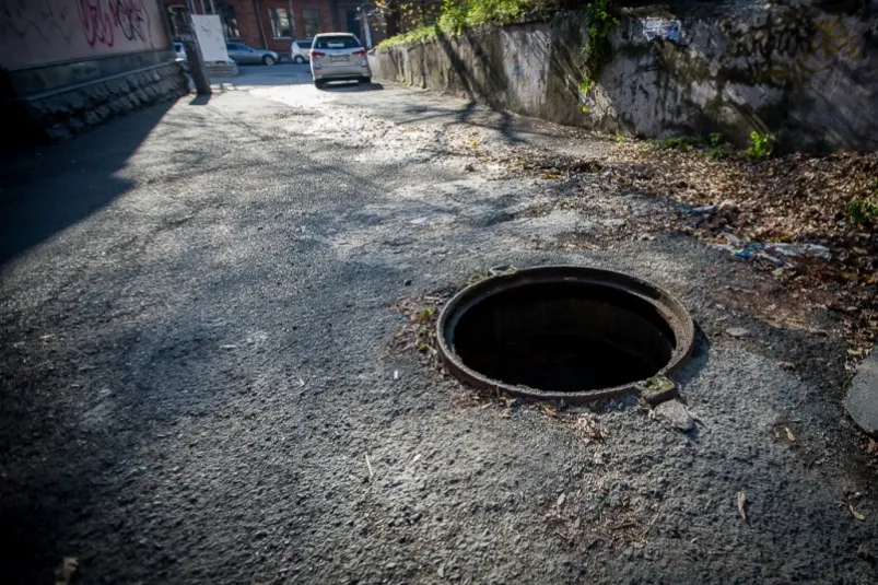 Ребёнок провалился в канализацию и попал на видео. Кто виноват – мать или случай?