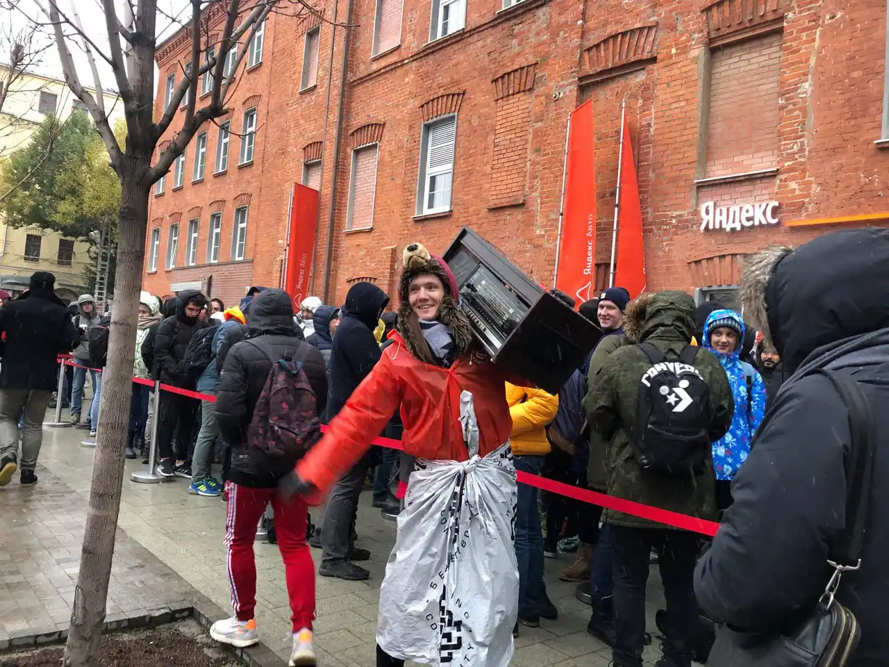 В Москве раздавали «Яндекс Станцию Мини»: очередь как за iPhone, кто-то принёс патефон