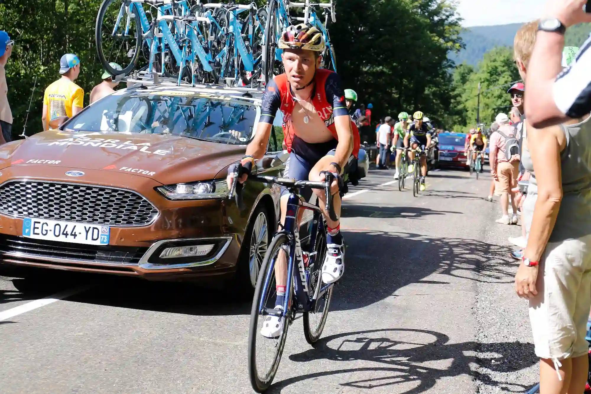 Спортсмен опубликовал фото после велогонки и стал звездой. Его высушенные ноги – настоящая страшилка