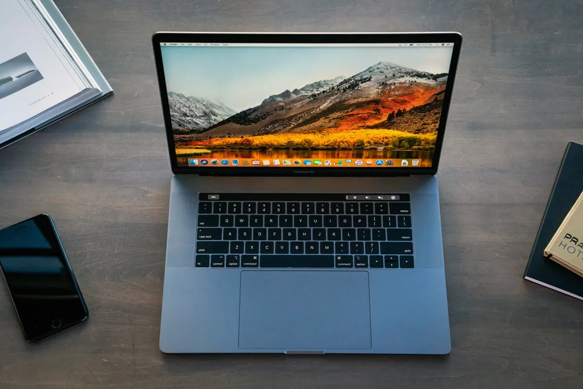 Британец две недели не может покинуть Вьетнам. Виноват MacBook Pro